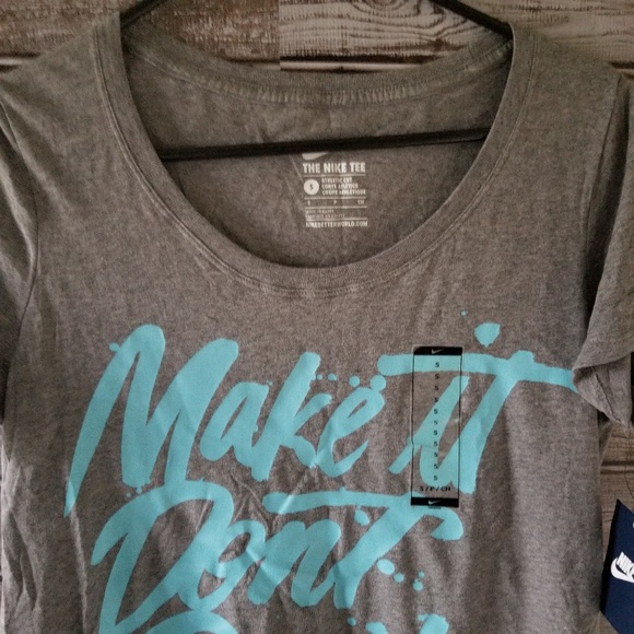 NWT Women's Nike Graphic Tee Size S - Picture 3 of 7